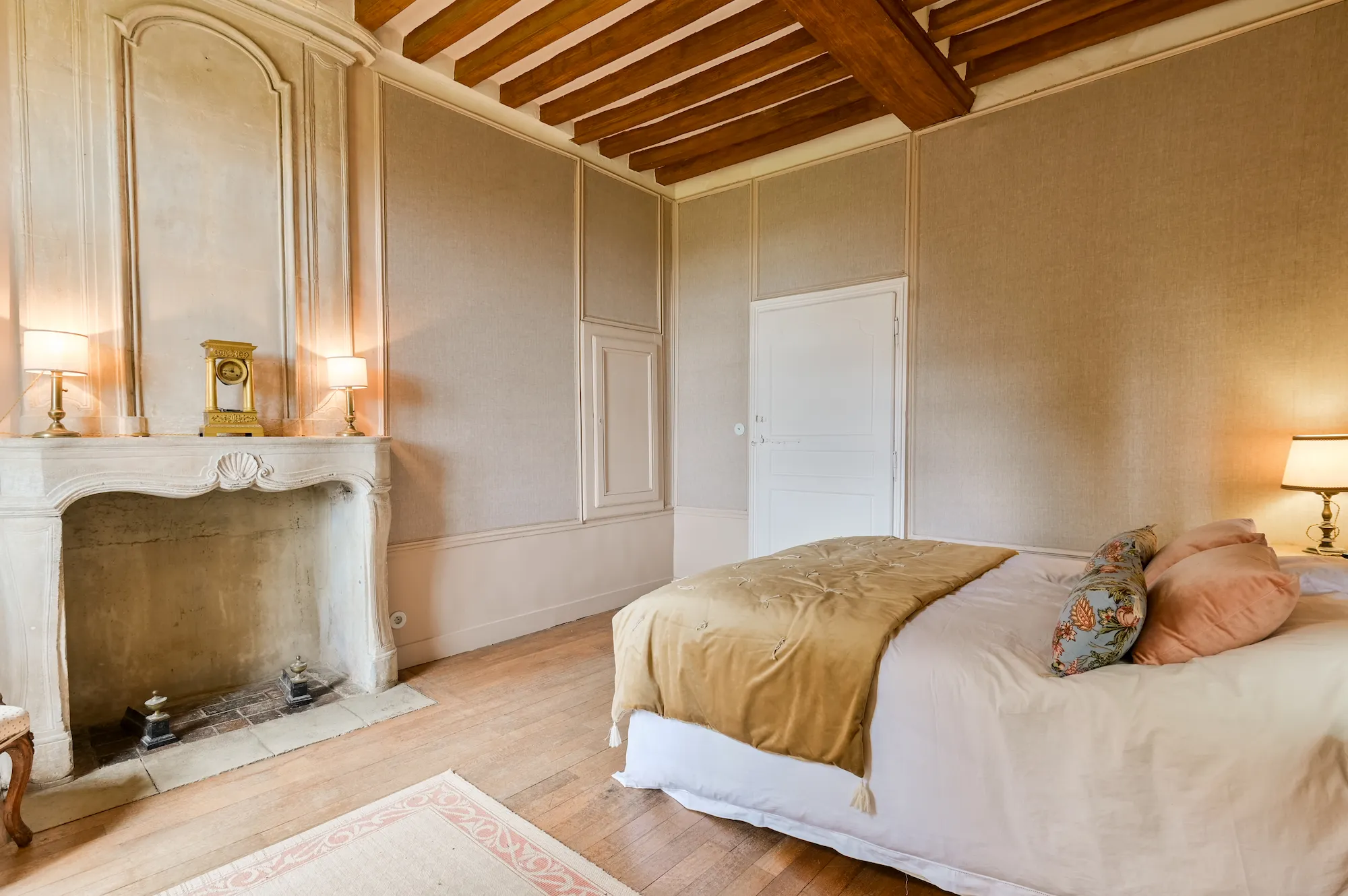 Chambre du lin, cheminée Louis XV