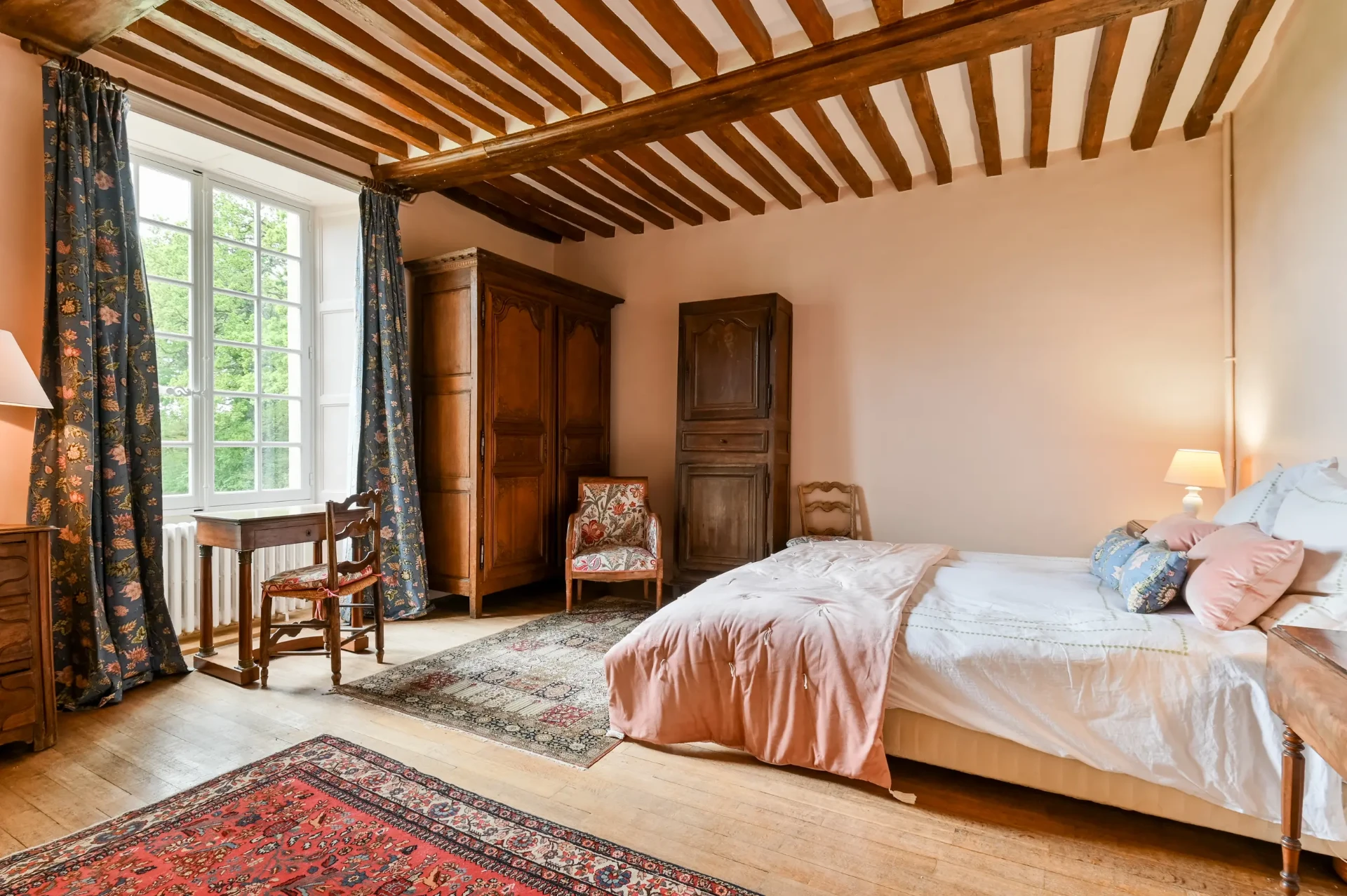 Grande chambre aux poutres apparentes