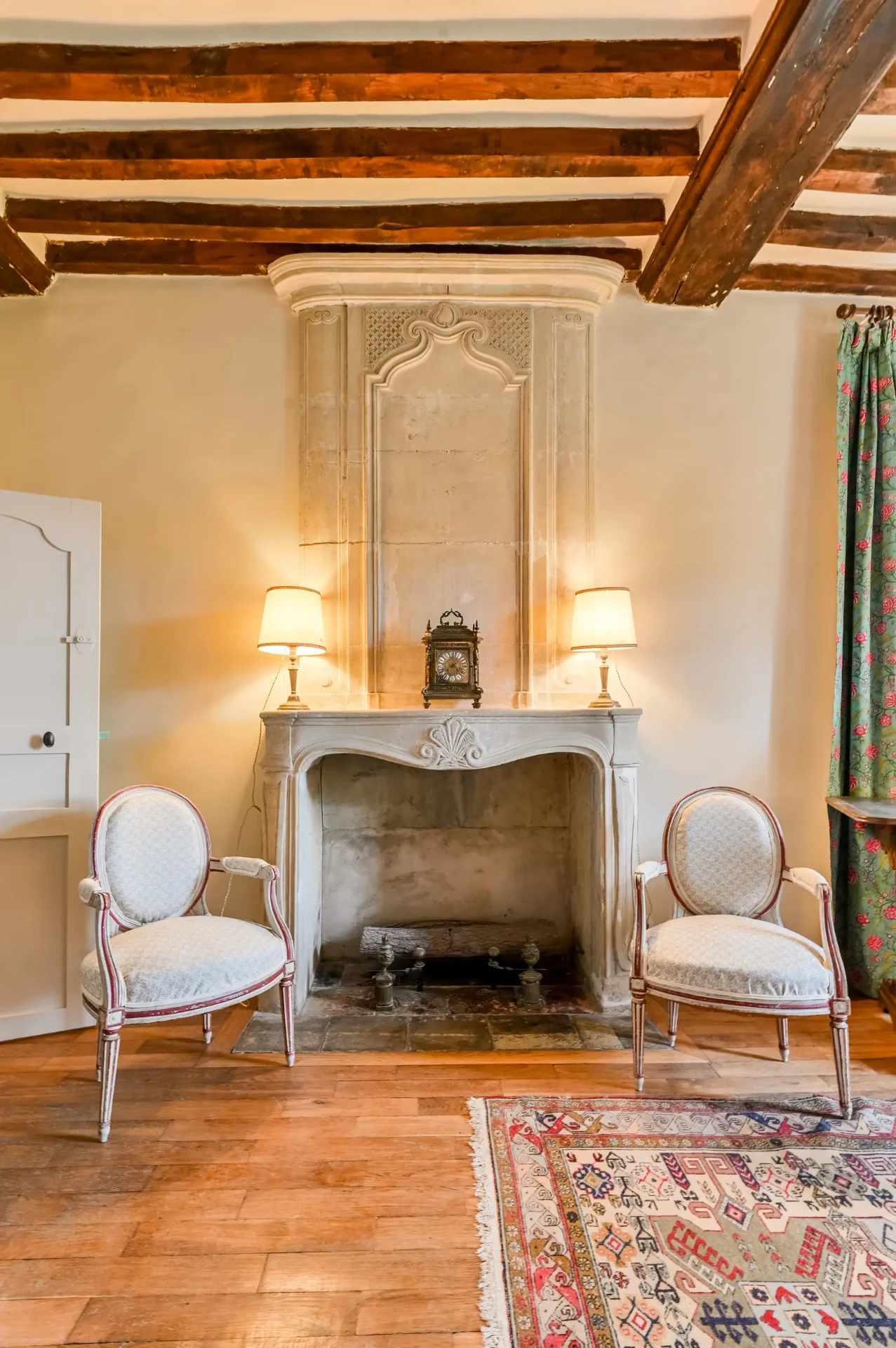 Cheminée de pierre et fauteuils Louis XVI