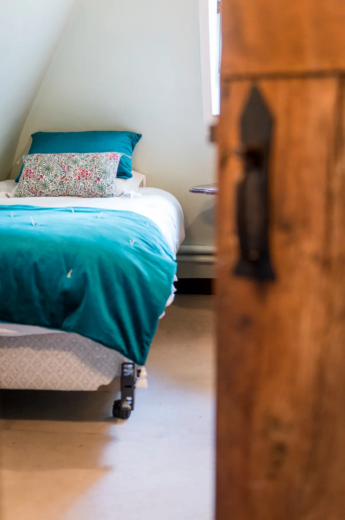Chambre sous combles, porte d'origine