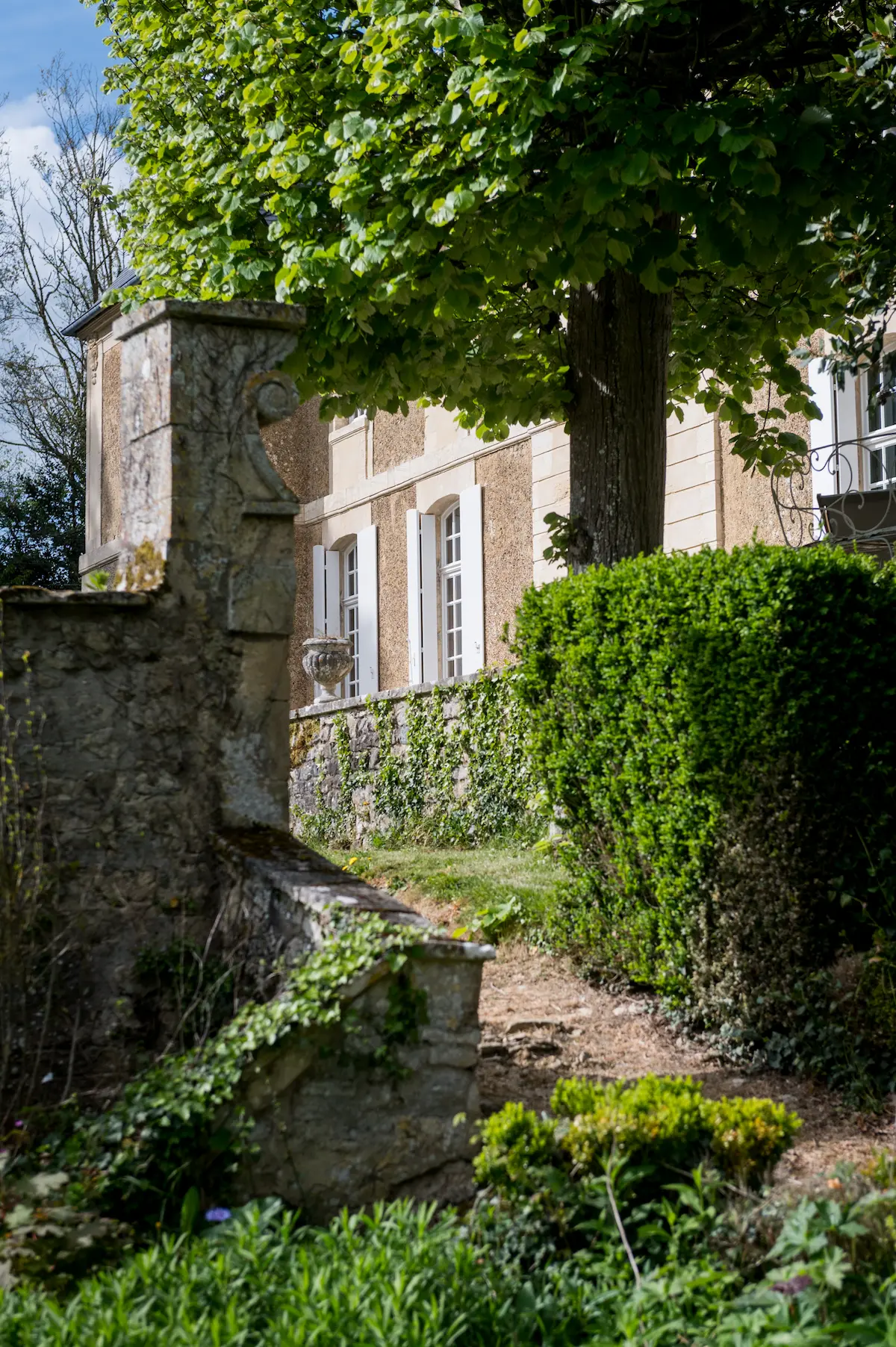 Façade et jardin, sous les tilleuls