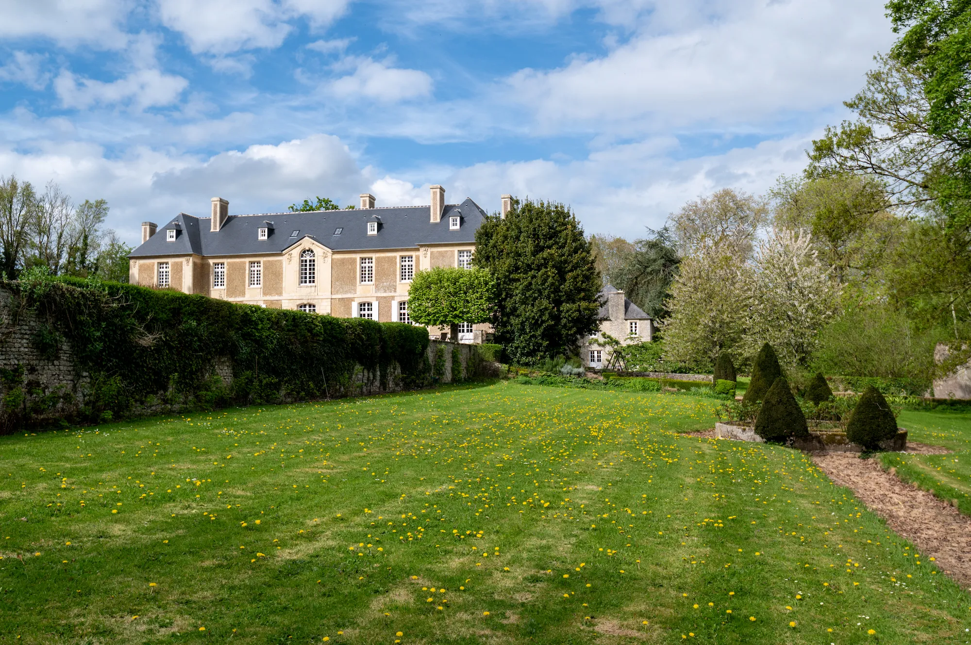Le jardin clos au printemps