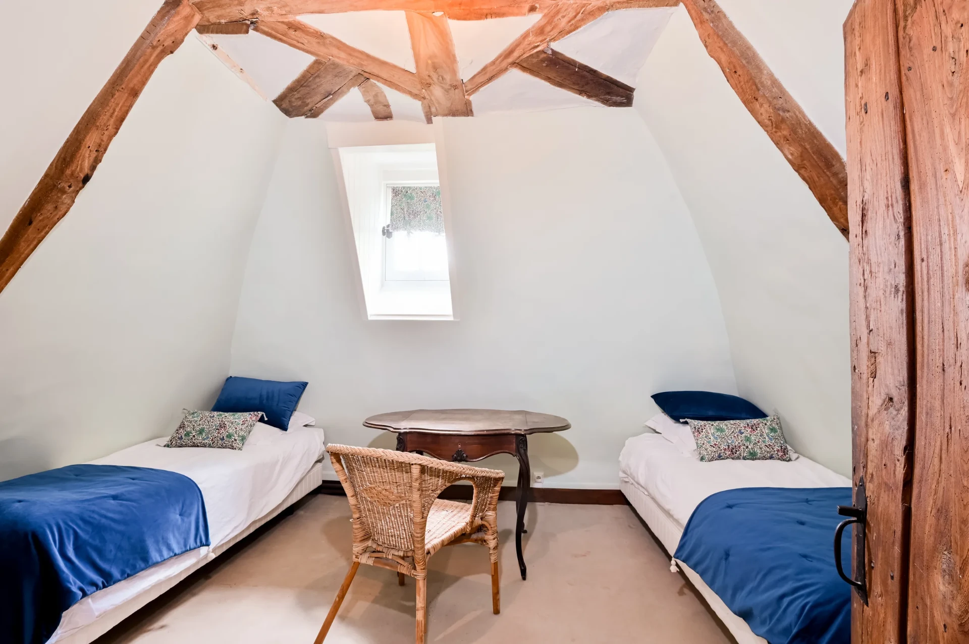 Chambre mansardée, lits jumeaux