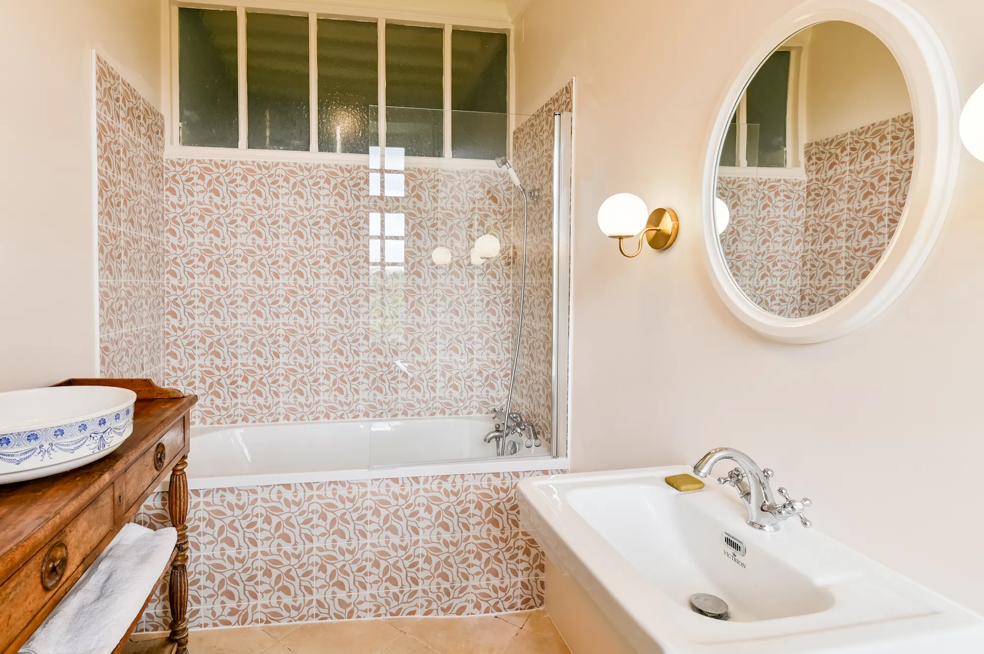 La salle de bain principale, baignoire et carreaux de ciment