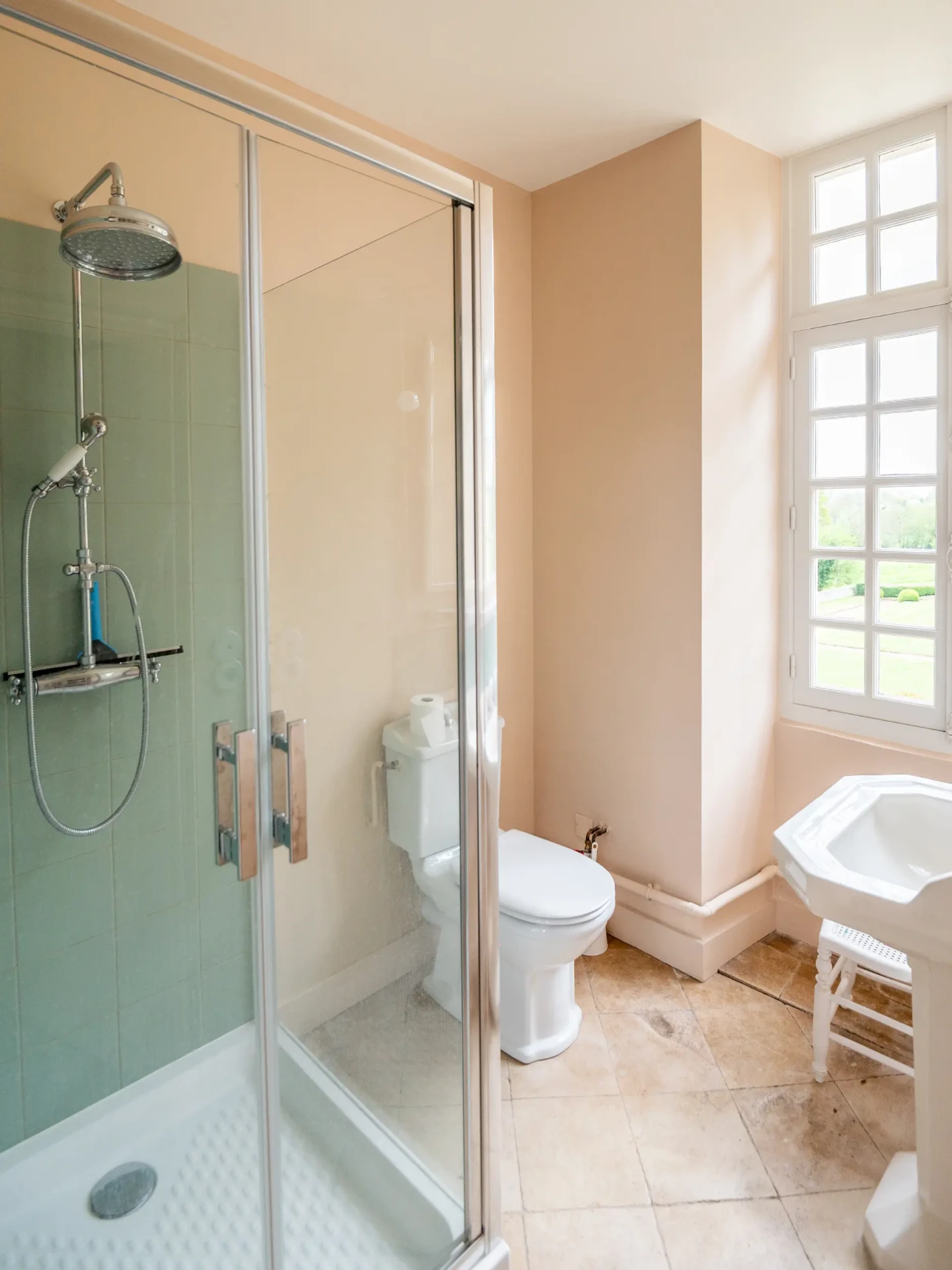 Salle de bain aux tons poudrés