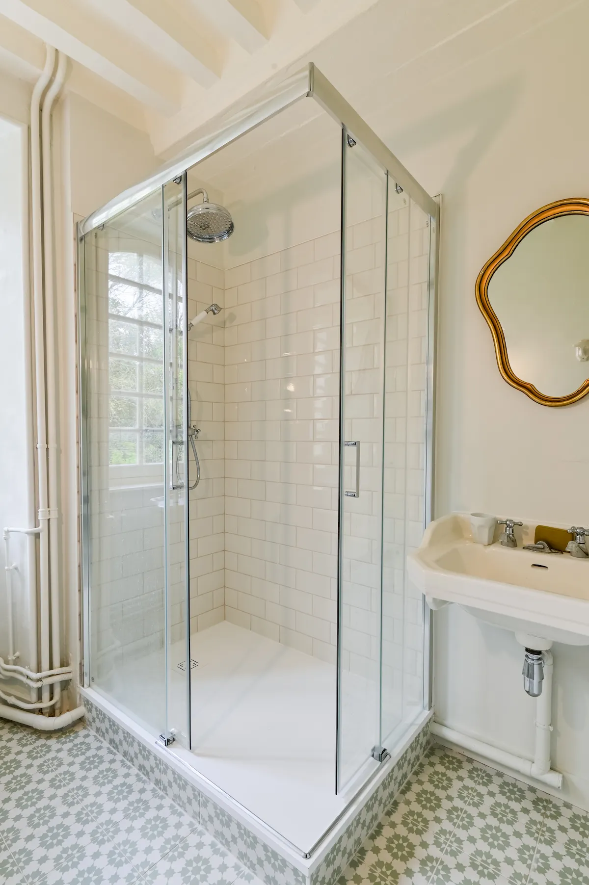 Salle de bain claire, carreaux de ciment