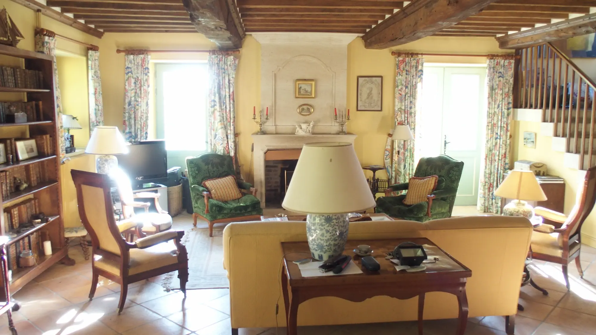 Le salon, poutres apparentes et cheminée